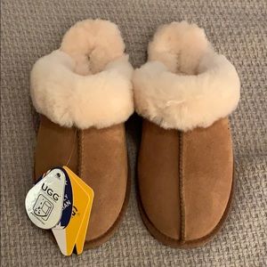 Brand new Ugg slippers (Tan)